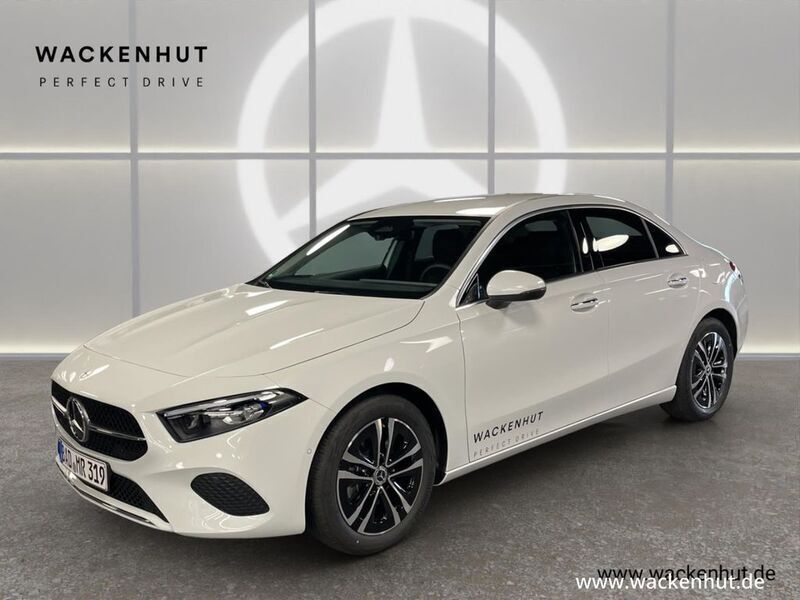 Digitalweiss metalliclack Gebraucht 2024 Mercedes A200 Progressive Limousine | 33.900 € (Teuer) - Bild 1/4