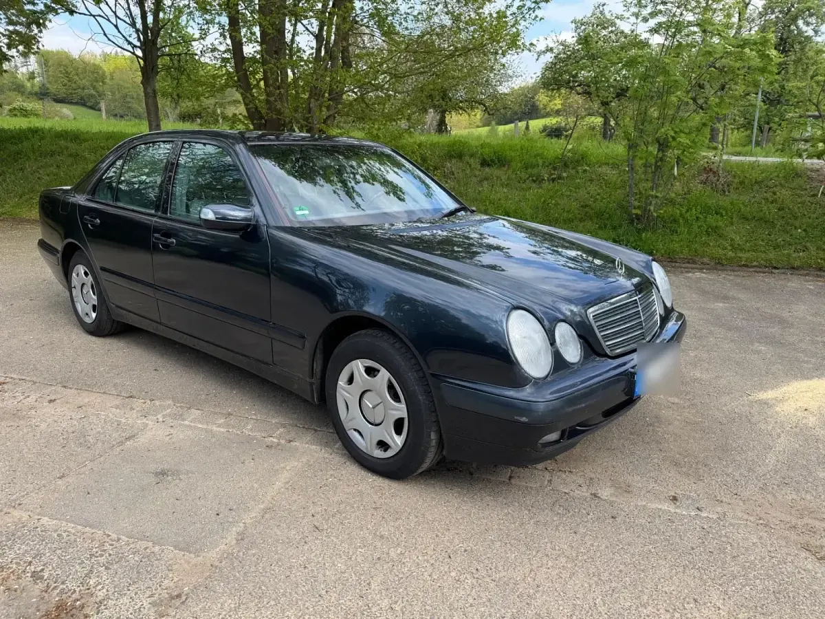 Gebraucht Mercedes E220 150 PS (110 kW) 2001 Schwarz Limousine
