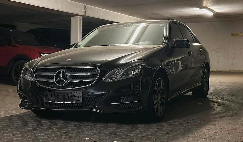 Schwarz Gebraucht 2016 Mercedes E200 Limousine | 13.990 € (Superpreis) - Bild 1/4