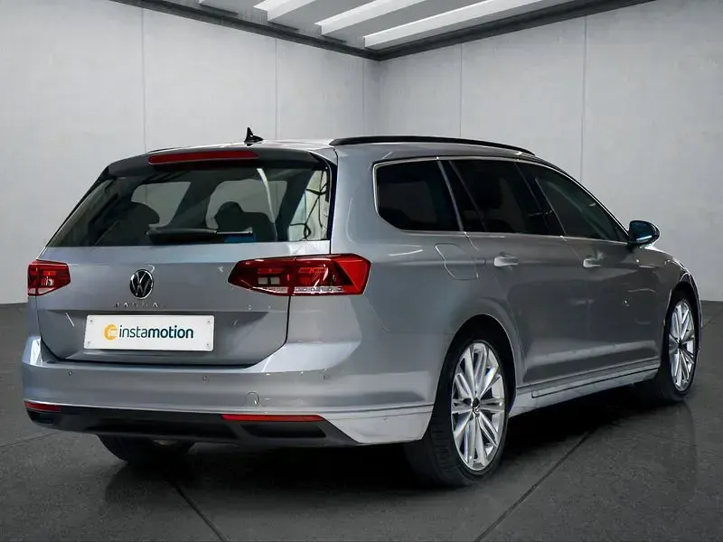 Gebraucht VW Passat 150 PS (110 kW) 2023 Silber Kombi
