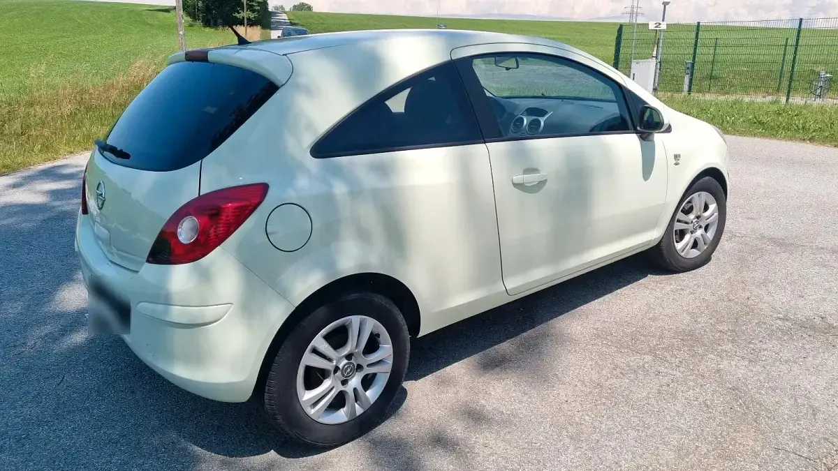Gebraucht Opel Corsa 87 PS (63 kW) 2011 Weiß Kleinwagen