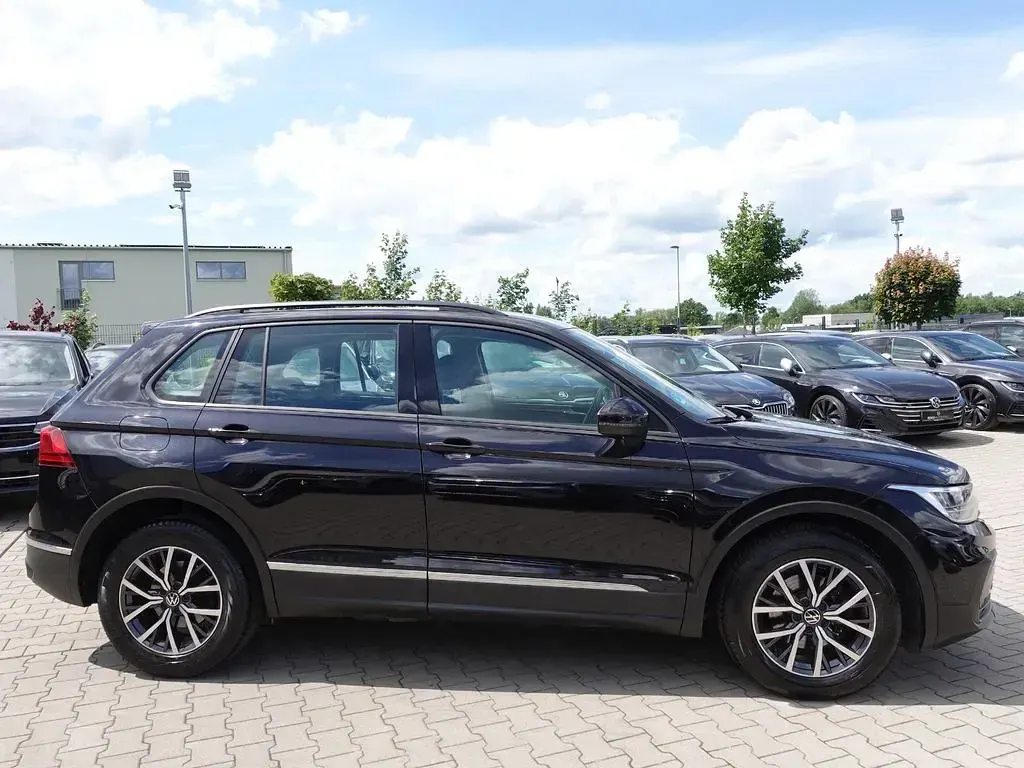 Gebraucht VW Tiguan Life 150 PS (110 kW) 2023 Deep black perleffekt SUV