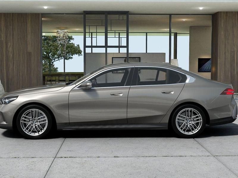 Gebraucht BMW 540 Sport Line 286 PS (210 kW) 2025 Grau Limousine