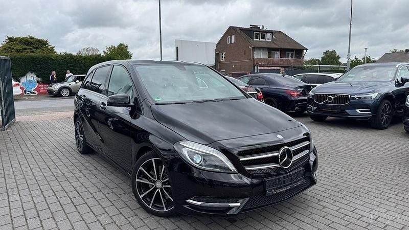Schwarz (kosmosschwarz) Gebraucht 2013 Mercedes B250 AMG line Van / Kleinbus | 14.900 € (Guter Preis) - Bild 1/4