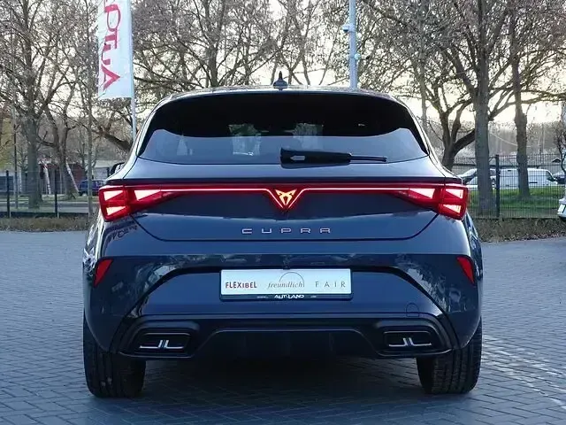 Nowe Cupra Leon 150 KM (110 kW) 2026 Niebieski Sedan/Limuzyna
