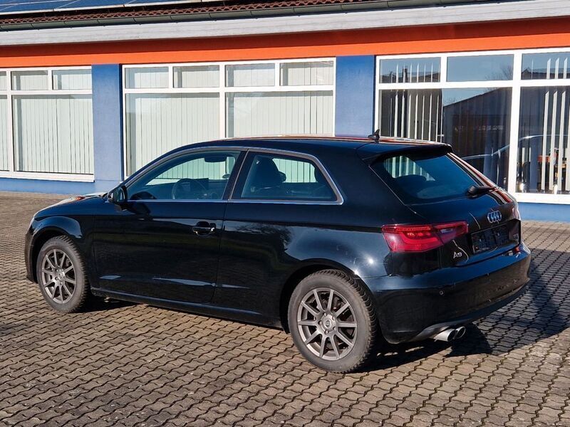 Schwarz Gebraucht 2016 Audi A3 Ambiente Limousine | 13.800 € - Bild 1/4