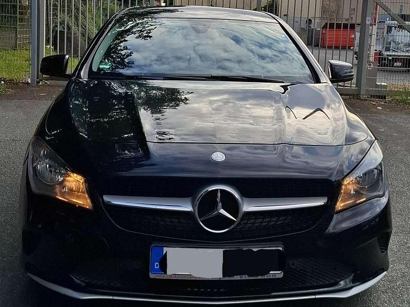 Schwarz Gebraucht 2016 Mercedes CLA200 Shooting Brake Kombi | 13.000 € (Teuer) - Bild 1/4