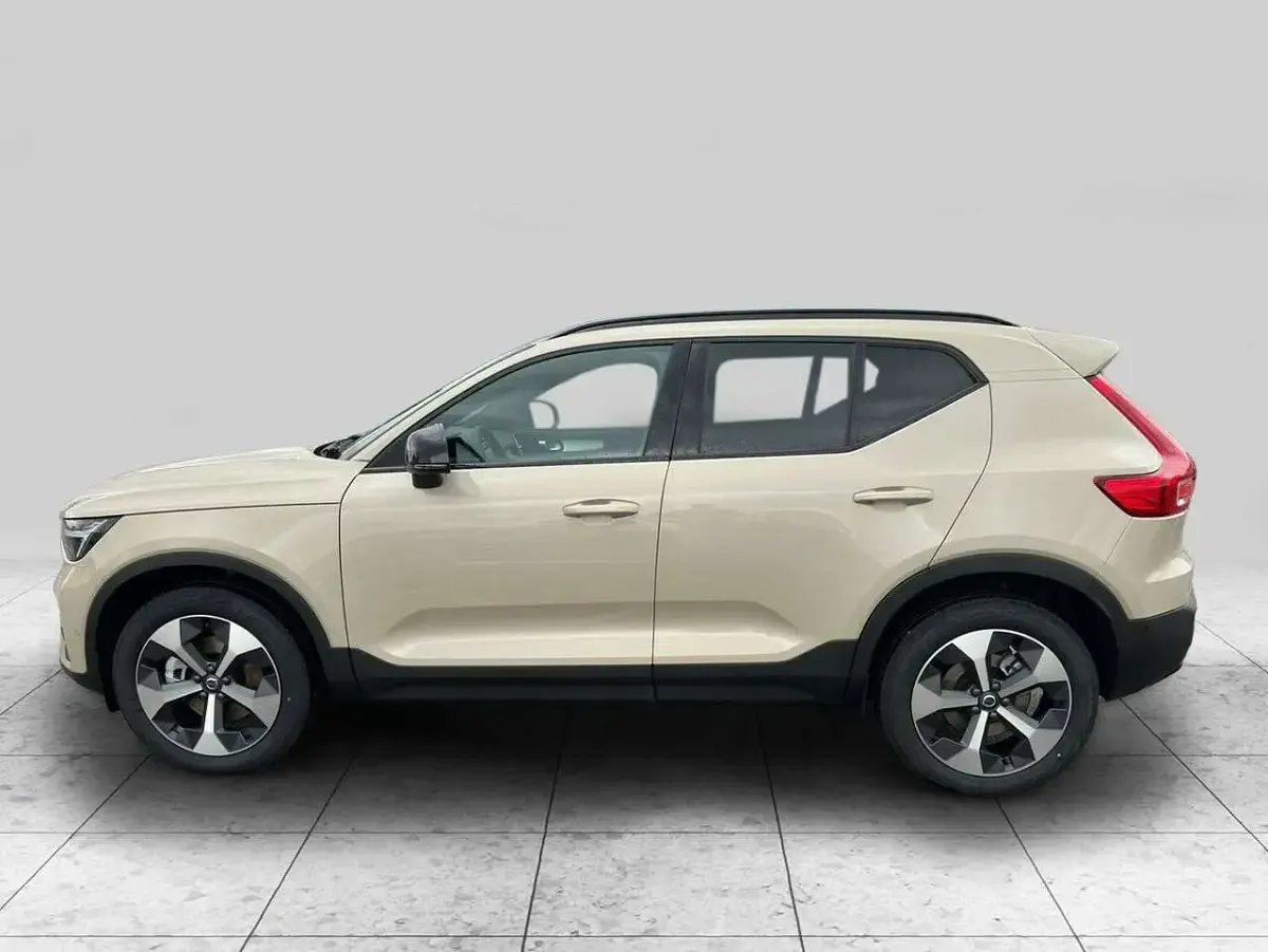 Neu Volvo XC40 Plus 197 PS (144 kW) 2026 Sand dune / metallic SUV