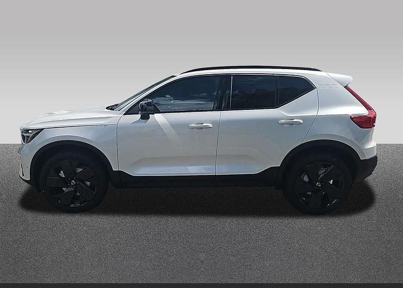 Neu Volvo XC40 Plus 163 PS (119 kW) 2025 Crystal white / metallic SUV
