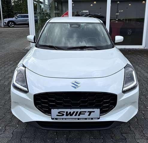 Neu Suzuki Swift Club 83 PS (61 kW) 2025 Pure white pearl metallic Kleinwagen