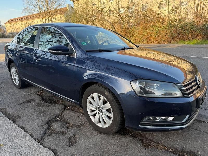 Gebraucht VW Passat 105 PS (77 kW) 2012 Blau Limousine