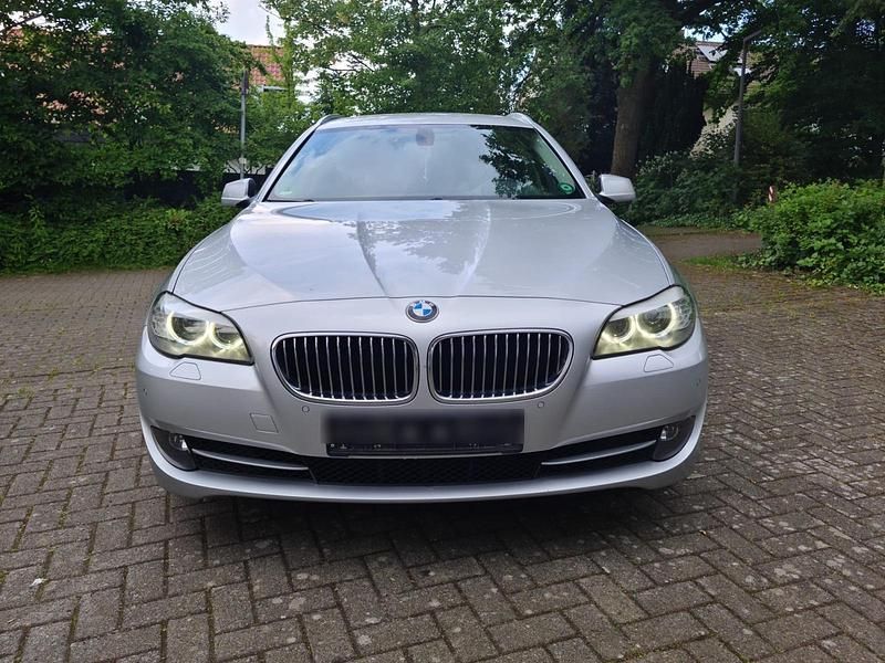 Silber Gebraucht 2011 BMW 530 Kombi | 10.499 € (Guter Preis) - Bild 1/4