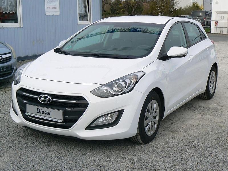Gebraucht Hyundai i30 Trend 110 PS (80 kW) 2016 Weiß Limousine