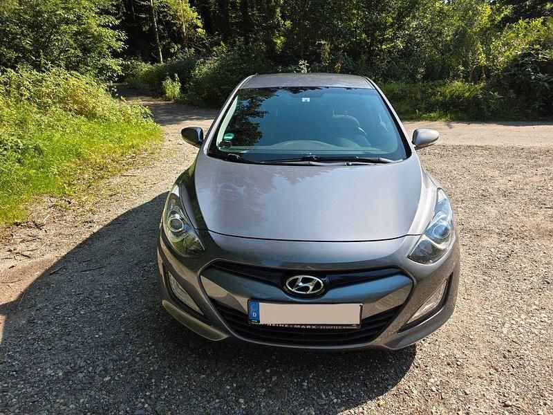 Grau Gebraucht 2013 Hyundai i30 Style Limousine | 6.700 € (Guter Preis) - Bild 1/4