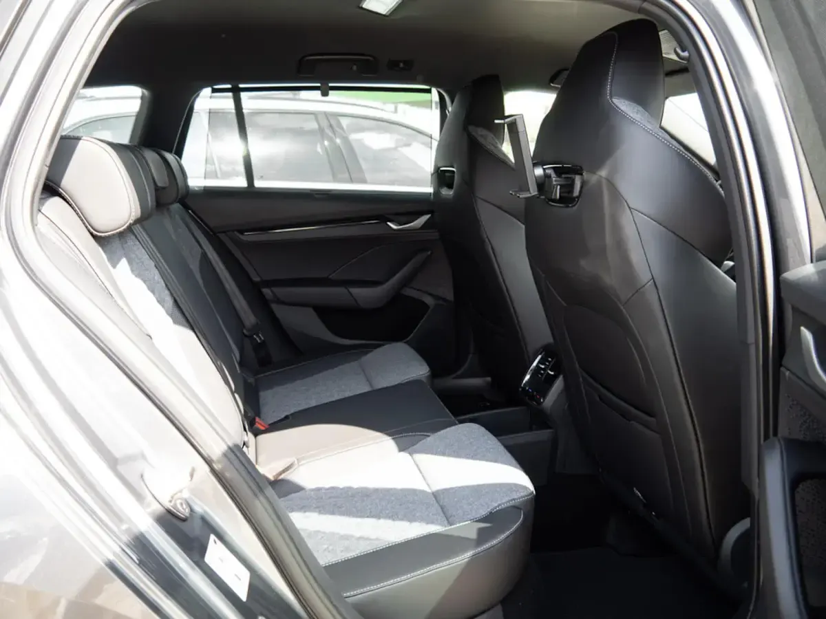 Neu Skoda Octavia SportLine 150 PS (110 kW) 2025 Grau Kombi