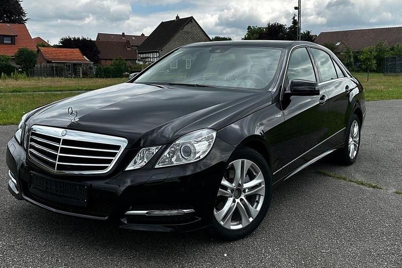 Schwarz Gebraucht 2011 Mercedes E200 Avantgarde Limousine | 11.950 € (Guter Preis) - Bild 1/4