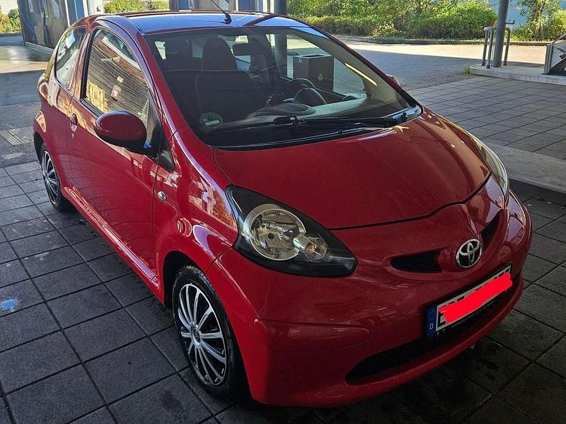 Rot Gebraucht 2008 Toyota Aygo Kleinwagen | 3.100 € (Etwas zu teuer) - Bild 1/4