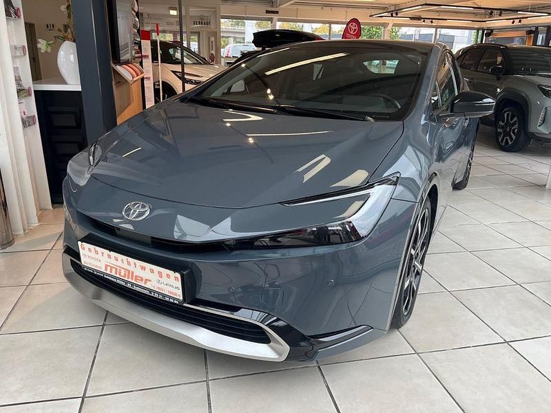 Grau Gebraucht 2023 Toyota Prius Plug-in Hybrid Advance Kleinwagen | 39.980 € (Fairer Preis) - Bild 1/4