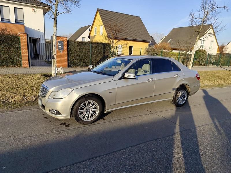 Gebraucht Mercedes E220 136 PS (100 kW) 2009 Beige Limousine