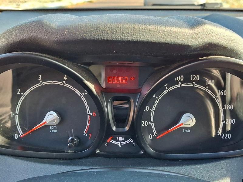 Weiß Gebraucht 2012 Ford Fiesta Titanium Limousine | 2.899 € (Guter Preis) - Bild 1/4