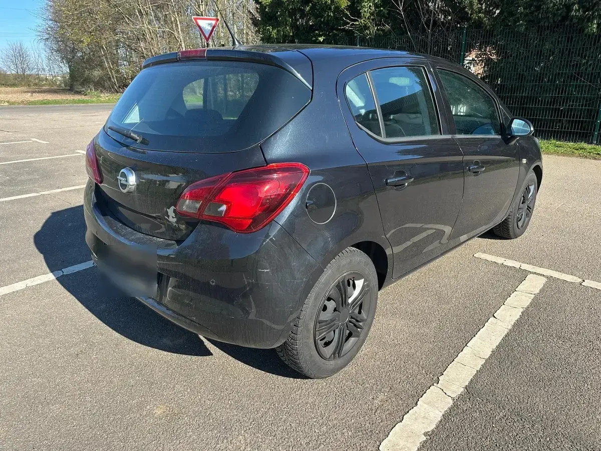 Usado Opel Corsa 101 HP (74 kW) 2015 Preto Citadino