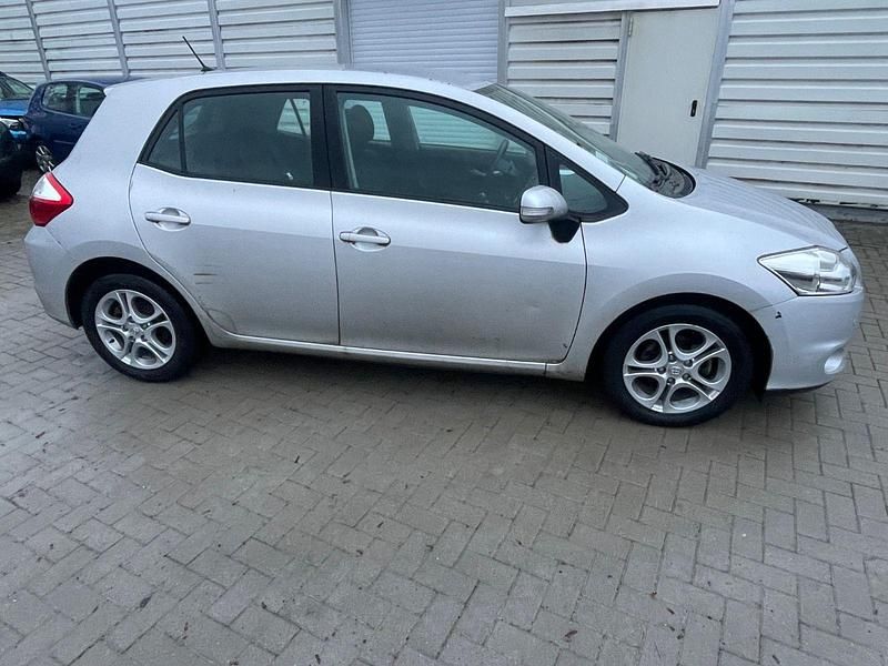 Gebraucht Toyota Auris 101 PS (74 kW) 2011 Silber Limousine