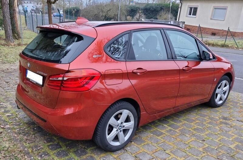 Orange Gebraucht 2019 BMW 225 iPerformance Kombi | 18.800 € - Bild 1/4