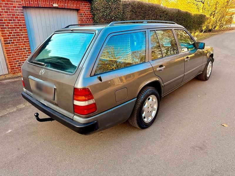 Gebraucht Mercedes E230 136 PS (100 kW) 1989 Grau Kombi