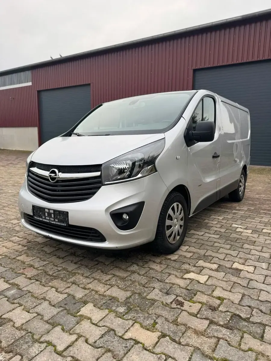 Usata Opel Vivaro 145 CV (106 kW) 2016 Argento Monovolume