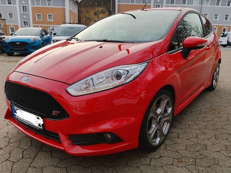 Rot Gebraucht 2015 Ford Fiesta Sport Kleinwagen | 9.600 € (Fairer Preis) - Bild 1/4