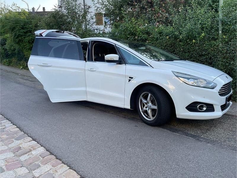 Weiß Gebraucht 2016 Ford S-MAX Titanium Van / Kleinbus | 9.800 € (Guter Preis) - Bild 1/4