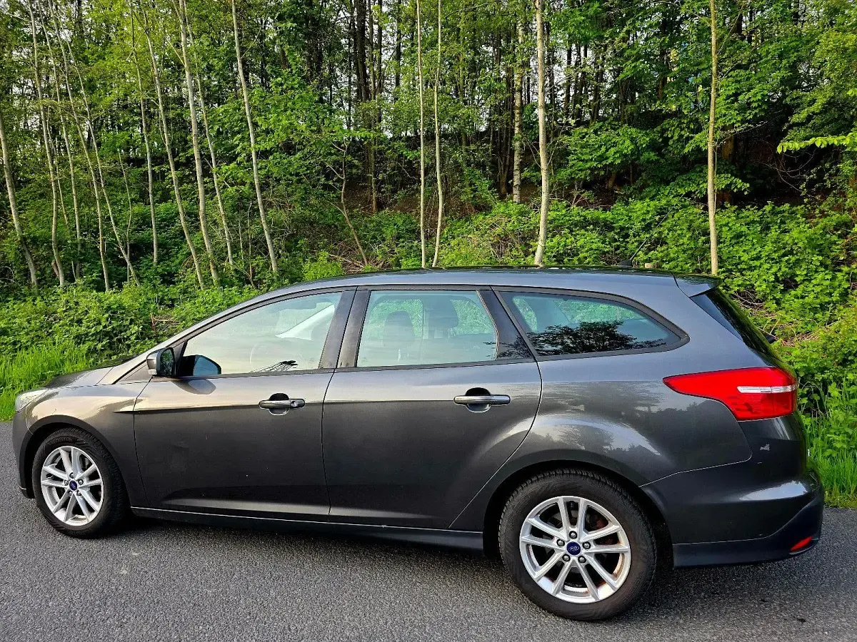 Gebraucht Ford Focus ST-Line 125 PS (91 kW) 2016 Grau Kombi