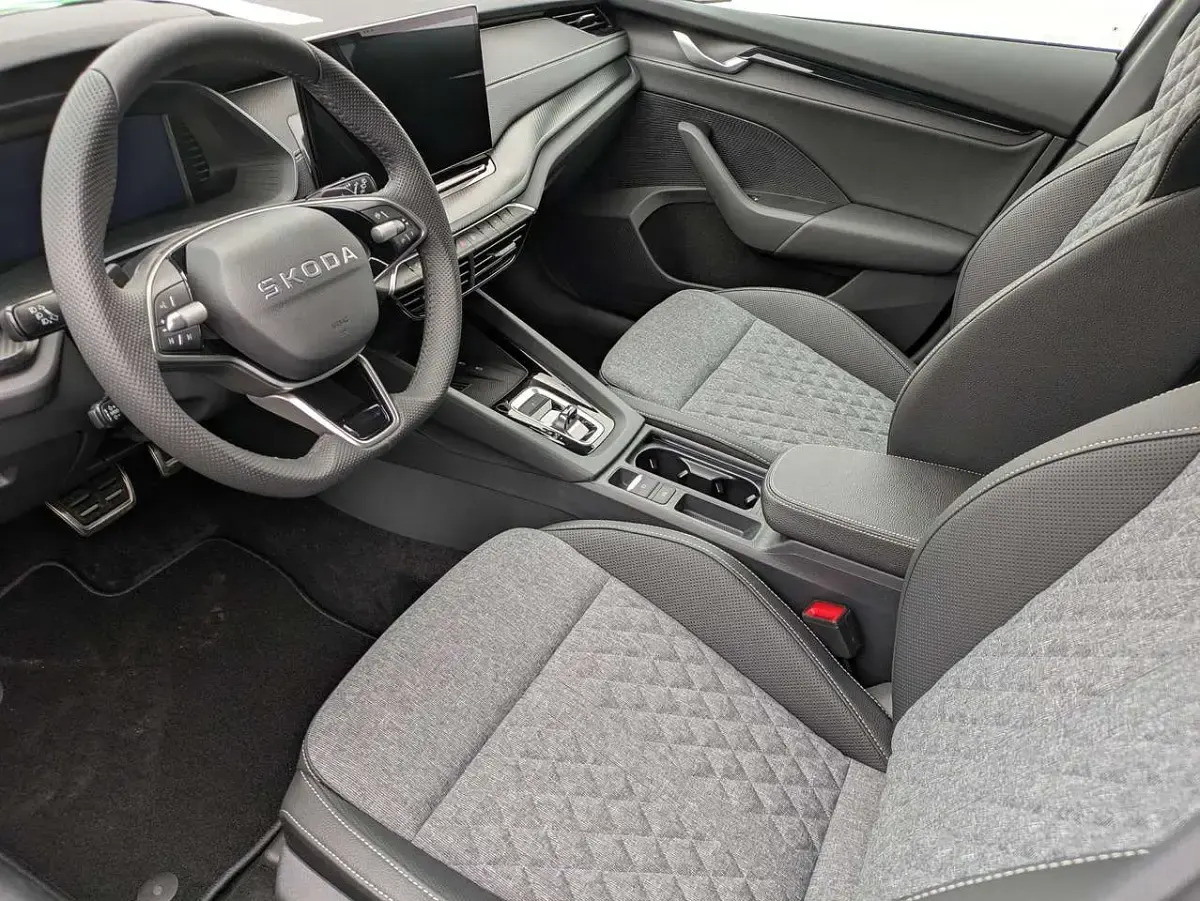 Neu Skoda Octavia SportLine 150 PS (110 kW) 2025 Graphitegrau metallic Kombi