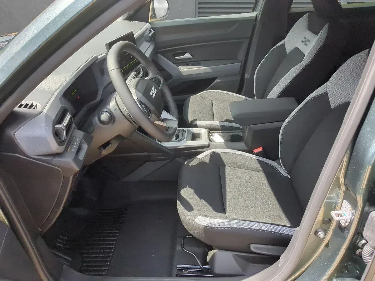 Neu Dacia Duster Journey 122 PS (89 kW) 2026 Zedergrün SUV
