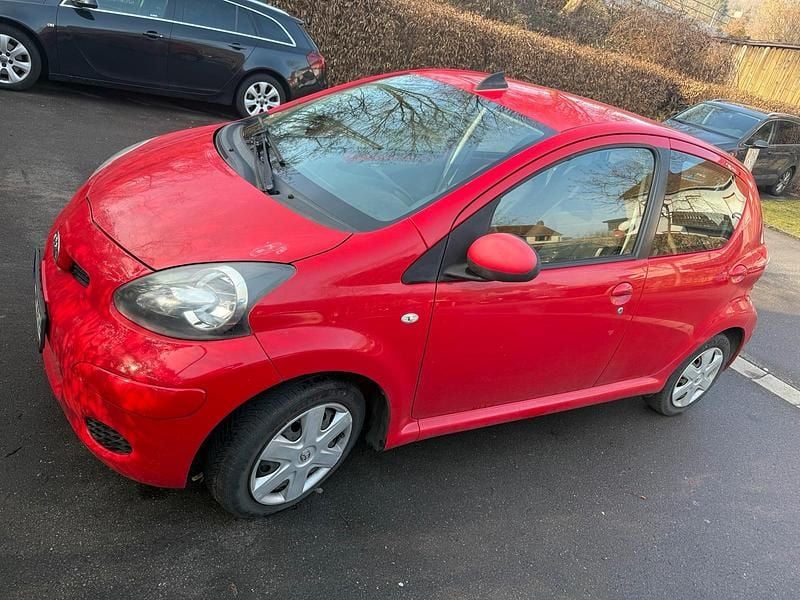 Rot Gebraucht 2010 Toyota Aygo Kleinwagen | 3.500 € (Etwas zu teuer) - Bild 1/4