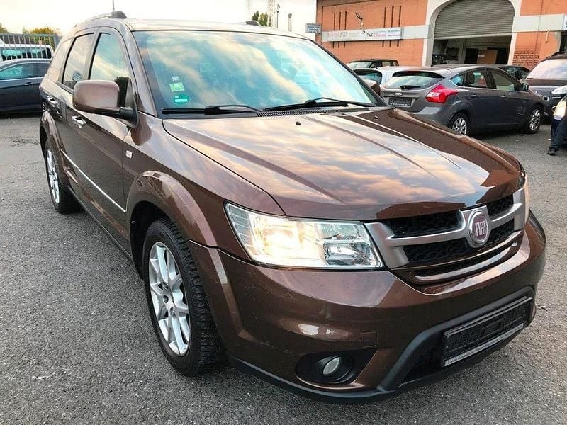 Braun Gebraucht 2013 Fiat Freemont Lounge SUV | 8.499 € (Fairer Preis) - Bild 1/4