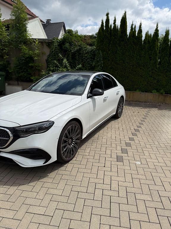 Weiß Gebraucht 2024 Mercedes E220 Limousine | 69.990 € - Bild 1/4