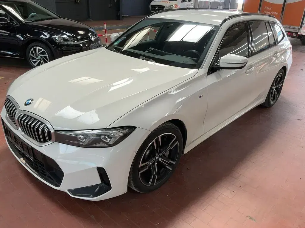 Gebraucht BMW 330 M Sport 245 PS (180 kW) 2024 Alpinweiss iii Kombi