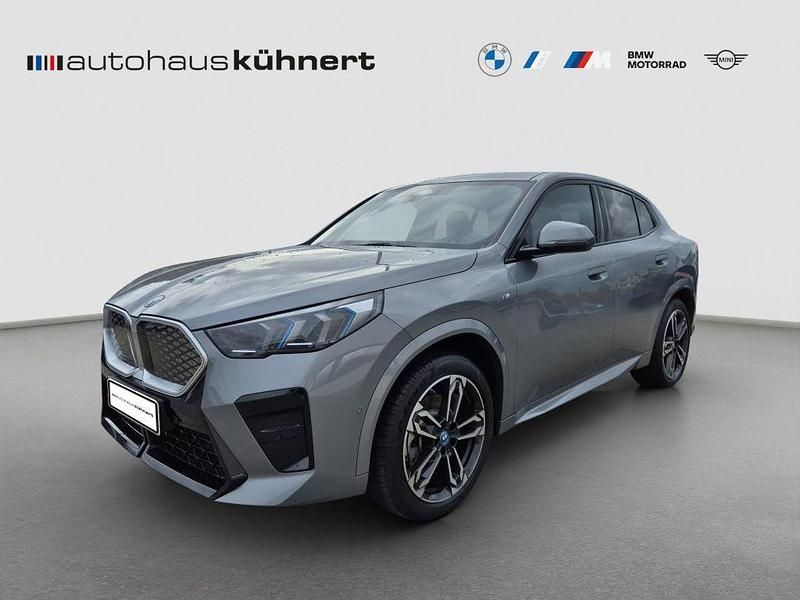 Skyscraper grau metallic Gebraucht 2025 BMW iX2 M Sport SUV | 50.755 € (Superpreis) - Bild 1/4