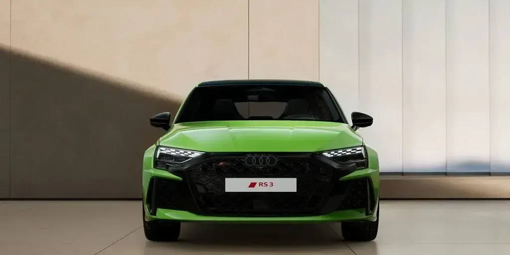 Neu Audi RS3 Sport 400 PS (294 kW) 2025 Grün (kyalamigrün) Limousine