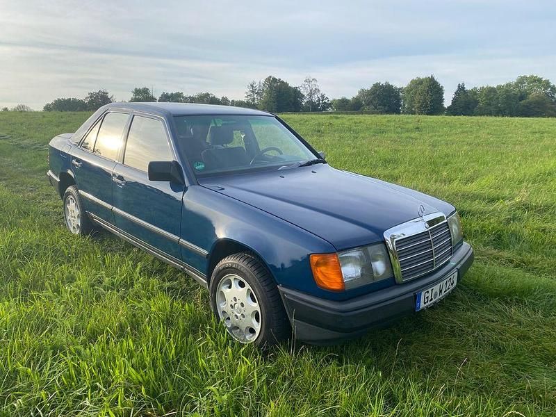 Blau Gebraucht 1988 Mercedes E200 Limousine | 3.500 € - Bild 1/4