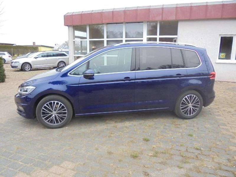 Gebraucht VW Touran Highline 150 PS (110 kW) 2017 Atlantic blue metallic Van / Kleinbus