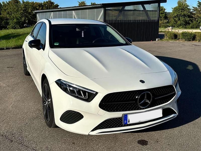 Weiß Gebraucht 2023 Mercedes A180 Advanced Limousine | 23.499 € (Guter Preis) - Bild 1/4
