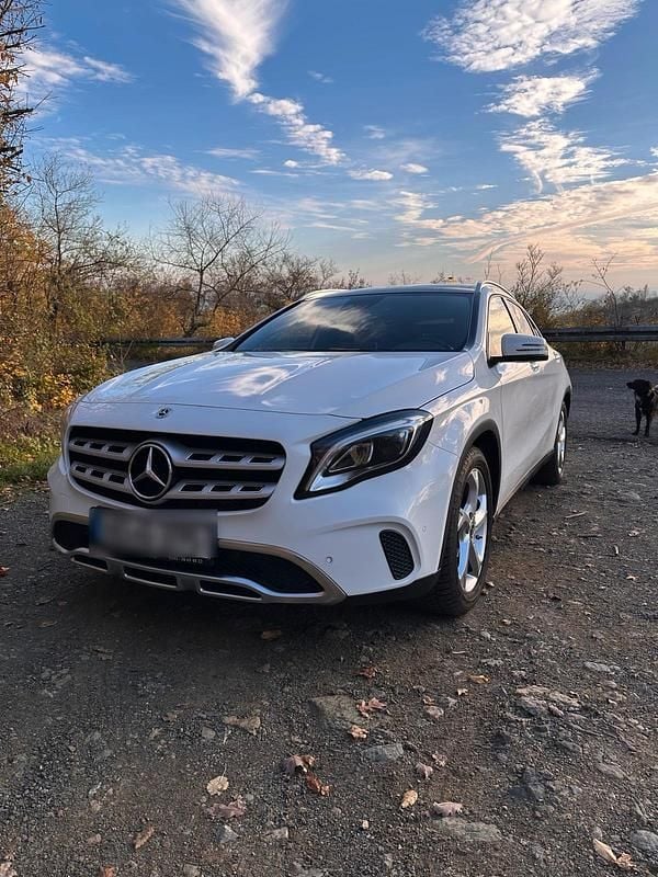 Weiß Gebraucht 2019 Mercedes GLA180 SUV | 23.990 € (Etwas zu teuer) - Bild 1/4