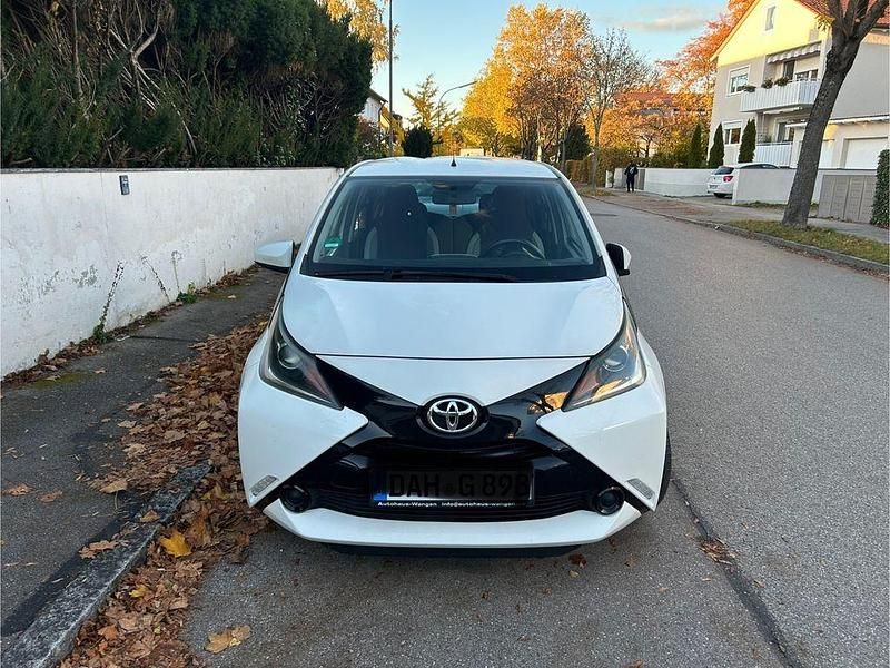 Weiß Gebraucht 2015 Toyota Aygo Kleinwagen | 5.700 € (Guter Preis) - Bild 1/4