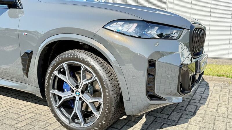 Grau Neu 2025 BMW X5 M Sport SUV | 108.023 € (Teuer) - Bild 1/4