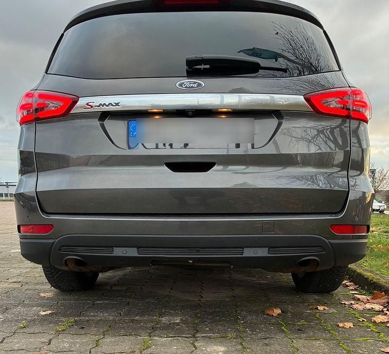 Gebraucht Ford S-MAX Titanium 164 PS (120 kW) 2018 Grau Van / Kleinbus