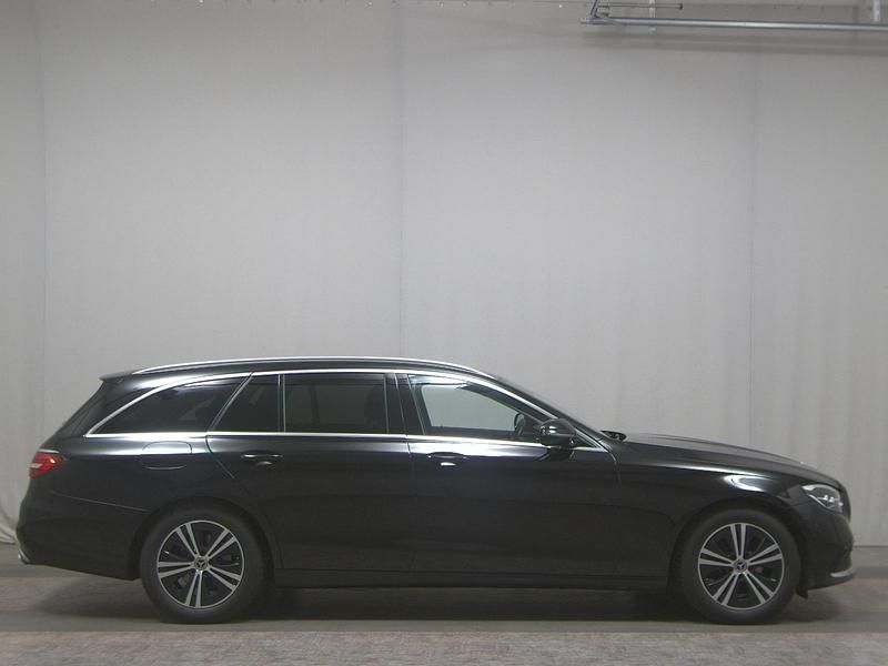 Schwarz Gebraucht 2022 Mercedes E220 Avantgarde Kombi | 30.980 € (Superpreis) - Bild 1/4