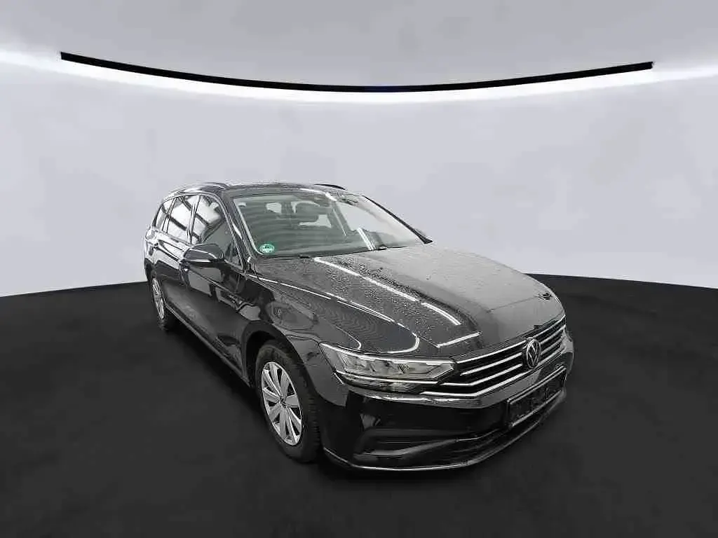Gebraucht VW Passat Basis 122 PS (89 kW) 2023 Schwarz Kombi