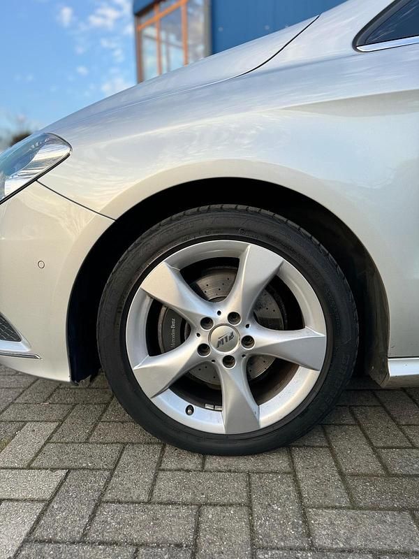 Gebraucht Mercedes B180 122 PS (89 kW) 2013 Silber Kleinwagen